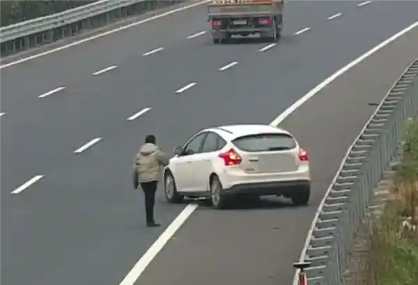 高速路口错过小车，男子神级配合：一个倒车一个指挥，酷炫操作引眼球