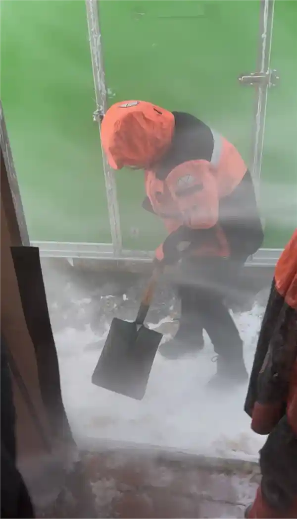 《极地挑战：在南极铲雪盖房的极限体验》