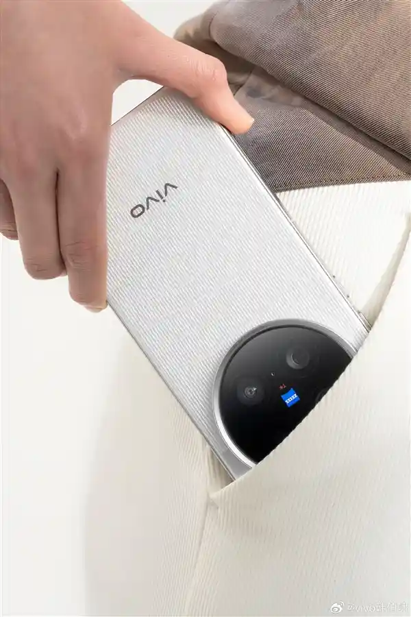 [vivo X200 Ultra全系配色真机曝光：旗舰美学新高度]