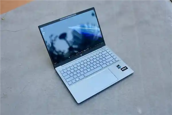 《穿越时空：2025年轻松畅玩Windows 95，颠覆想象无需重装》