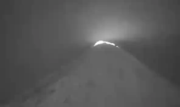 [震撼！亚欧之巅4754米活火山强势喷发，点燃大陆制高点]