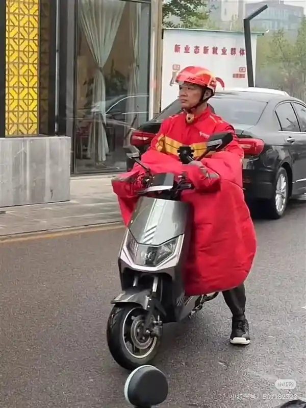 《刘强东化身外卖骑手：里子比面子更重要》