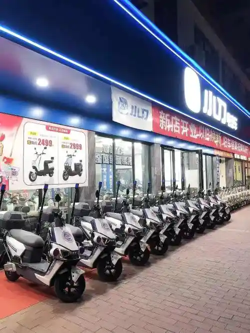 [解锁多重公务用车新身份：小刀电动车以航天科技引领民生守护先锋]