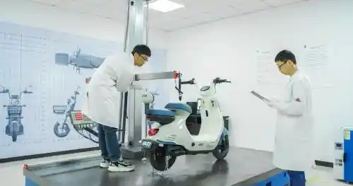 [解锁多重公务用车新身份：小刀电动车以航天科技引领民生守护先锋]