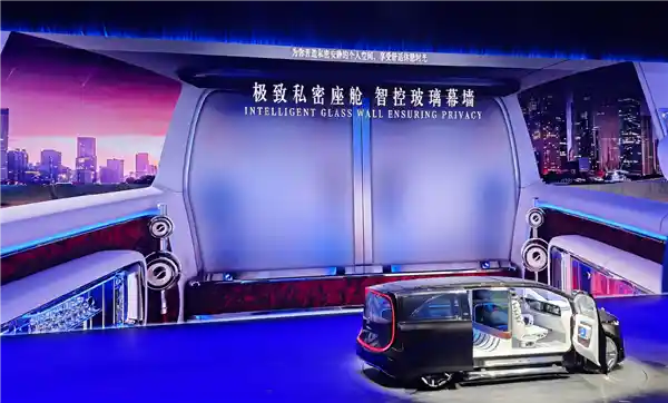 《翩然启航：奔驰纯电豪华MPV概念车首发独创蝶翼方向盘》