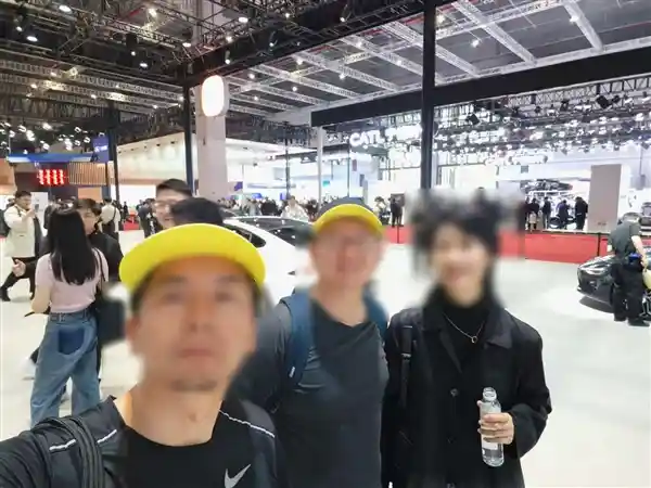 雷军重磅官宣：小米上海车展豪气派送5000顶棒球帽！