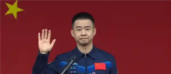双雄出征！中国航天员大队长与副大队长携手飞天，地球上的挑战如何应对？