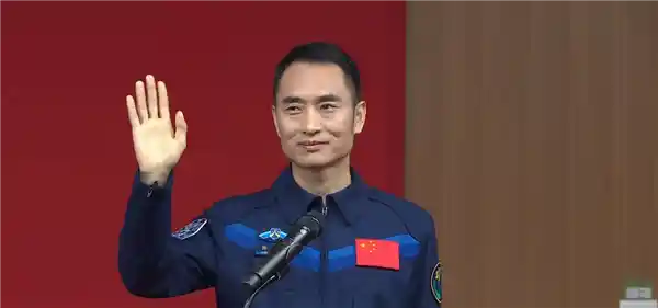 双雄出征！中国航天员大队长与副大队长携手飞天，地球上的挑战如何应对？