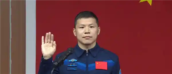 双雄出征！中国航天员大队长与副大队长携手飞天，地球上的挑战如何应对？