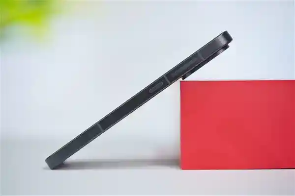 《性能怪兽小屏王者！一加13T全面评测与深度图赏》