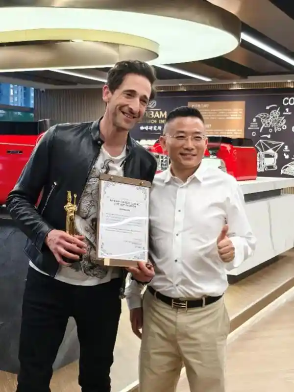 《奥斯卡影帝中国行完美收官，老板电器再颁中华小金人》