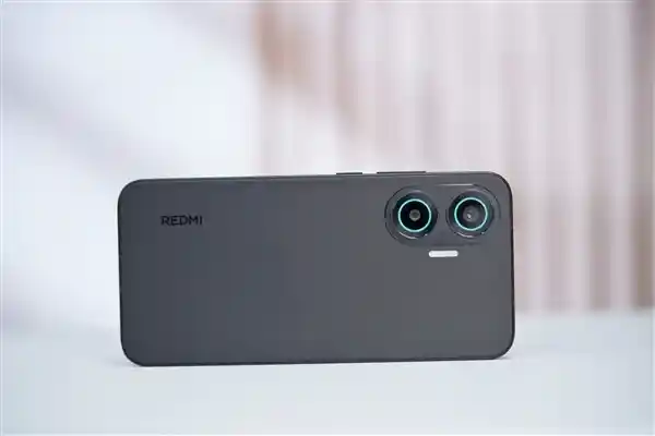《2.5K档稀缺配置！Redmi霸气回应Turbo 4 Pro金属边框优势》