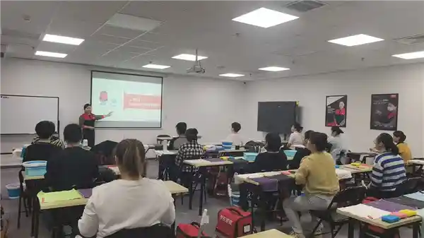《月入1.5万！京东女保洁逆袭成儿子的励志榜样》