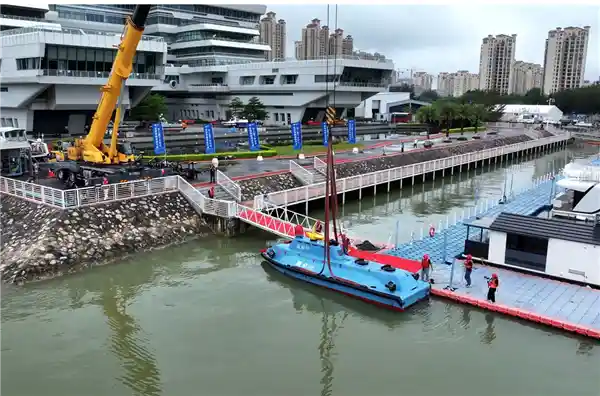 《全球首创！高速潜航无人艇震撼下水，水下隐身突破一个月大关》