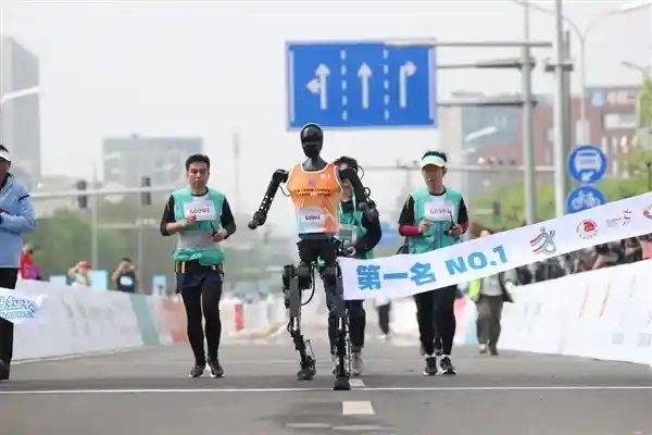 《天工Ultra半马冠军原型机惊拍101万！揭秘：为何不带奖牌？》