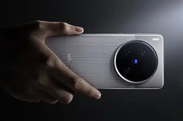 [vivo X200 Ultra真机亮相引万人空巷：网友路过瞬间被圈粉！]