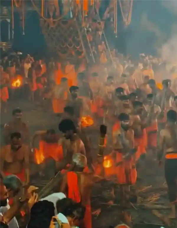 🔥印度传统狂欢点燃视觉盛宴：男子光身互抛火焰棕榈叶，场面震撼如同现实版火之舞！