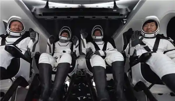 SpaceX载人绕极探索之旅：成功归来！