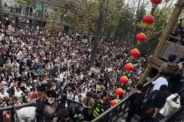 开封万岁山武侠城景区遭遇恶意退票事件，游客高喊退票！景区致歉处理