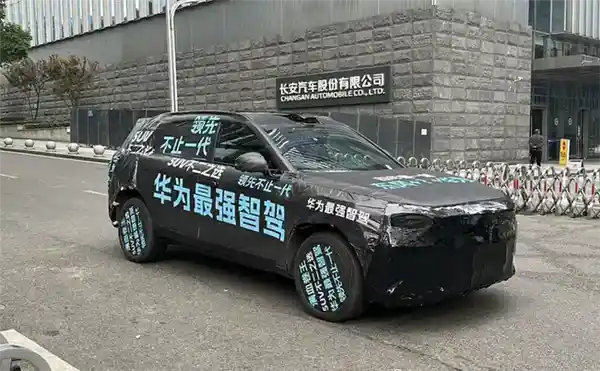 东风华为合作新车震撼亮相：华为最强智驾引领新风尚