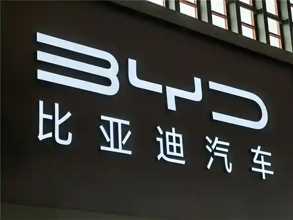 《日均盈利破亿，领跑国内车企！比亚迪一季度净利润狂飙至85-100亿》