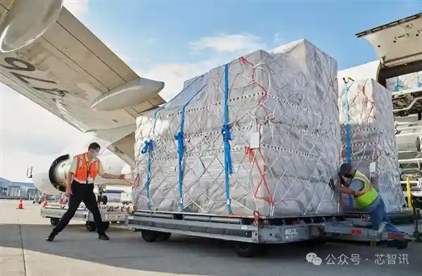 《苹果调动五架全货运机装载iPhone直飞美国：全力绕过高额关税壁垒》