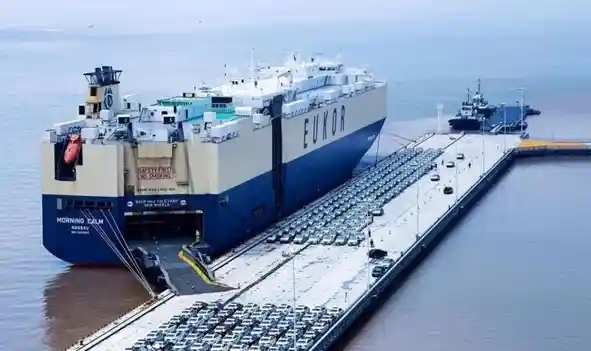 《关税反噬！美分析师警示：科技业或因贸易战倒退十年》
