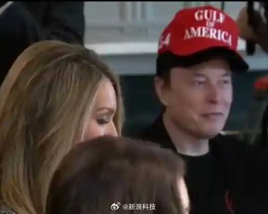 《双帽加持！马斯克亮相会场，其中一顶竟是特朗普的心头好》