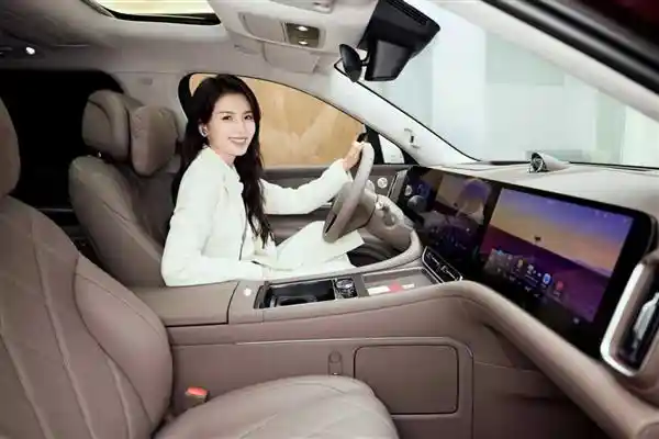《问界M9 2025款：21天大定破3.6万， redefine 50万级智能豪华新标准》