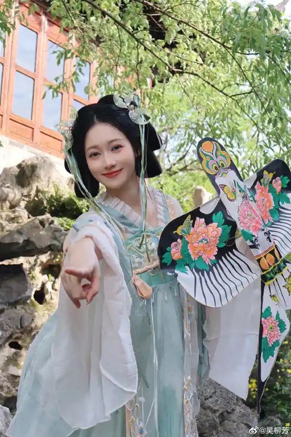 吴柳芳模仿周星驰名场面引热议：网友直呼这是大型翻车现场？