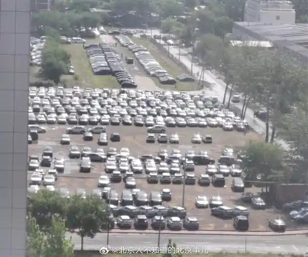 《冰雹突袭！北京一大众4S店停车场新车惨遭洗劫，现场一片狼藉》