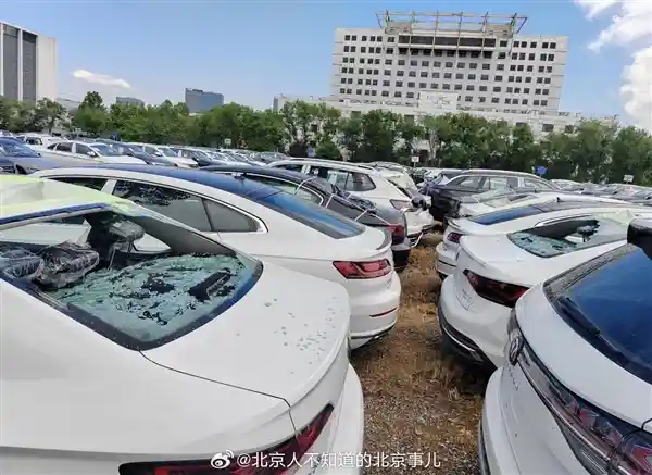 《冰雹突袭！北京一大众4S店停车场新车惨遭洗劫，现场一片狼藉》