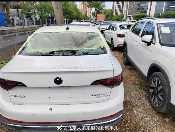 《冰雹突袭！北京一大众4S店停车场新车惨遭洗劫，现场一片狼藉》