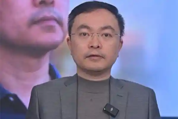 《蔡磊借眼控仪与儿子共话围棋：温情瞬间感动人心》