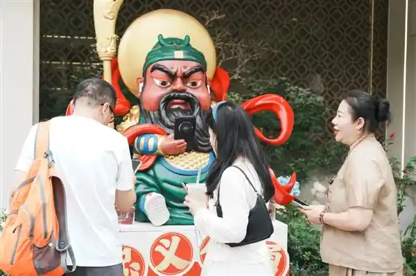 [指尖祈福新时代：关公手机一触即签，手办销量暴涨五倍！]