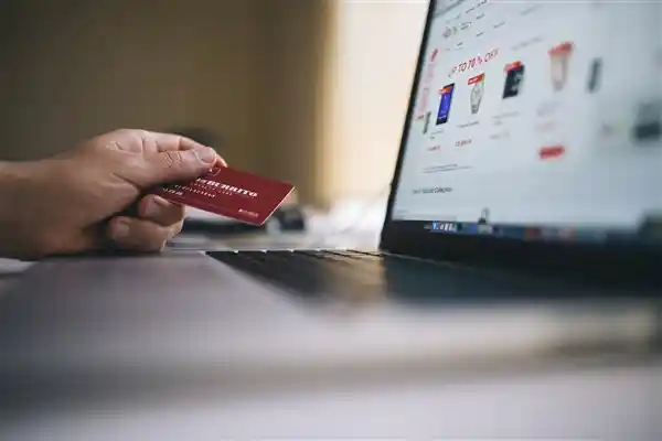 《职校学生运动会后集体退裙超60件引热议，校方称遭遇裙子骗局》
