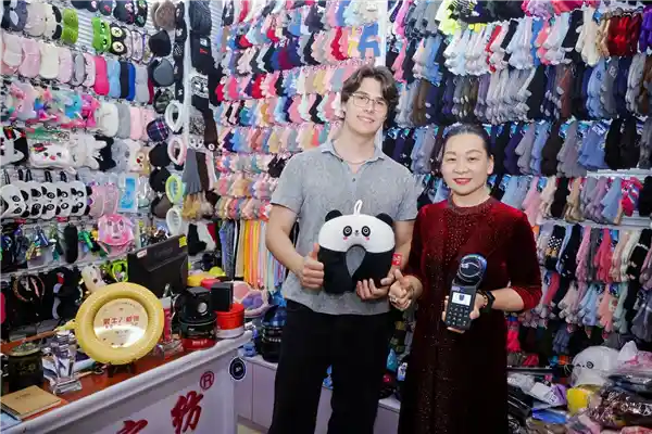 五一假期支付宝碰一碰火了！ foreigners惊呼：这操作太魔性了