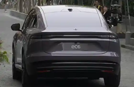 全新蔚来EC6实车首发：搭载自研智驾芯片，开启智能出行新篇章