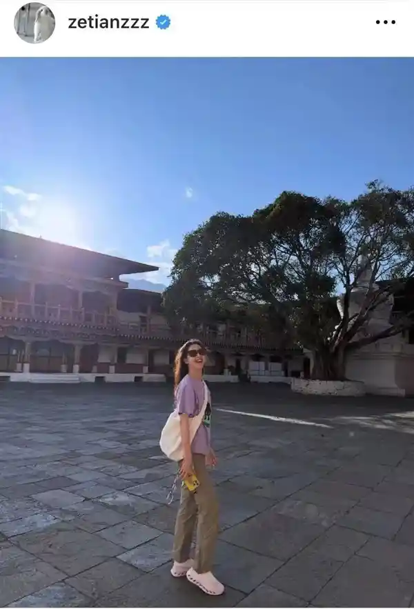 《章泽天晒旅行照，素颜出镜演绎自然清新女神》