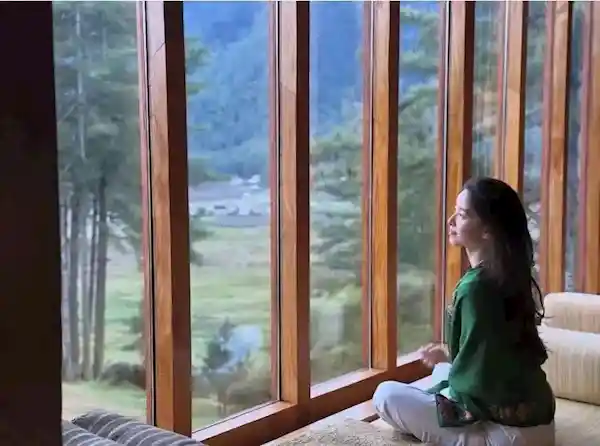 《章泽天晒旅行照，素颜出镜演绎自然清新女神》