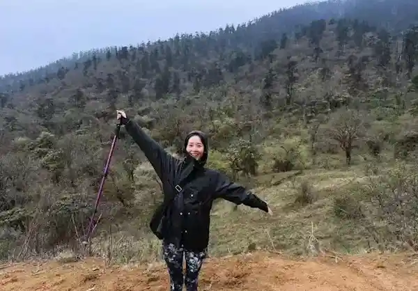 《章泽天晒旅行照，素颜出镜演绎自然清新女神》