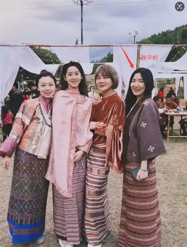 《章泽天晒旅行照，素颜出镜演绎自然清新女神》