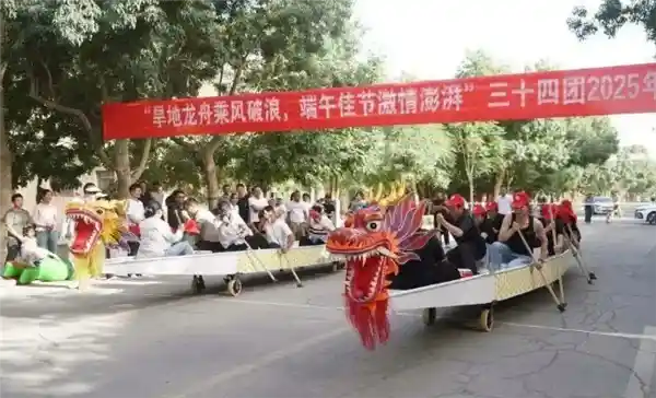 《新疆旱地龙舟爆火网络，网友直呼旱趣横生无水分！》
