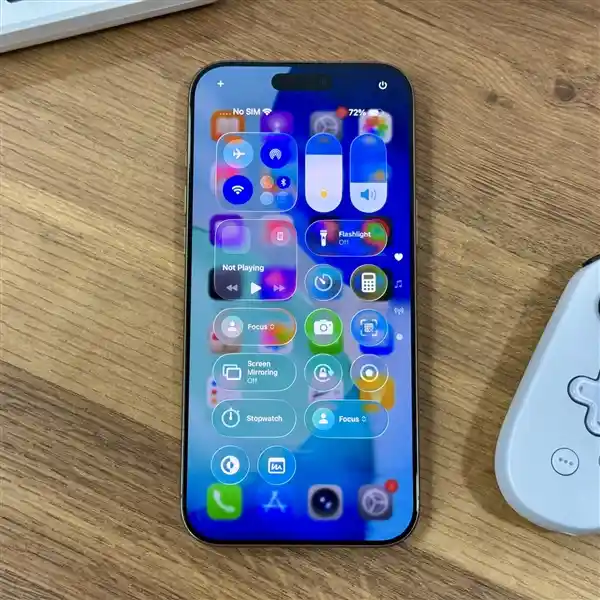 《尝鲜iOS 26测试版：液态玻璃设计翻车， readability直接拉胯！》