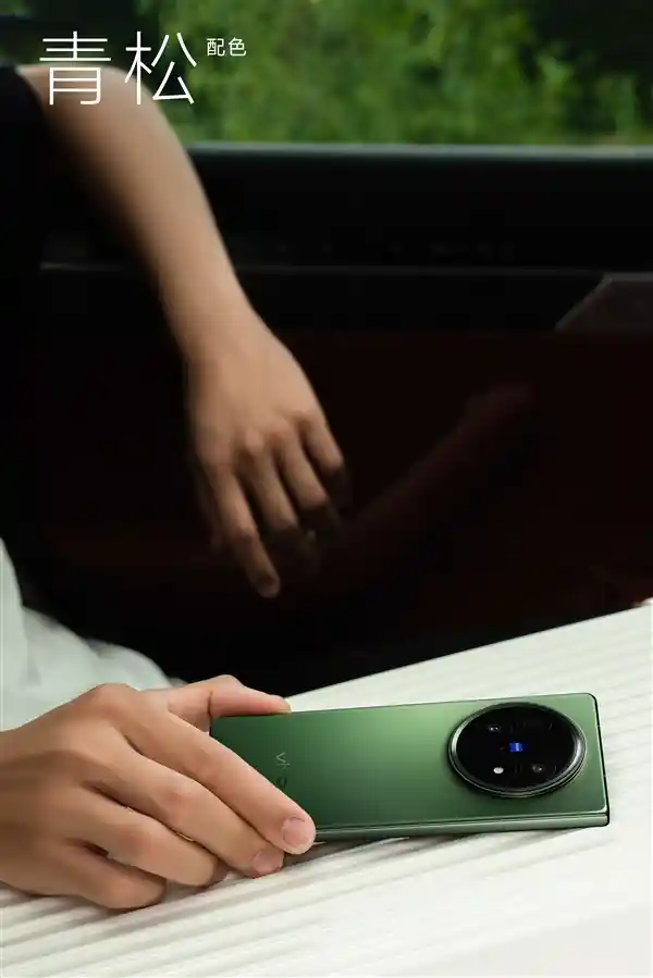 [vivo X Fold5真机曝光：史上最轻折叠屏，三款配色演绎全新可能]