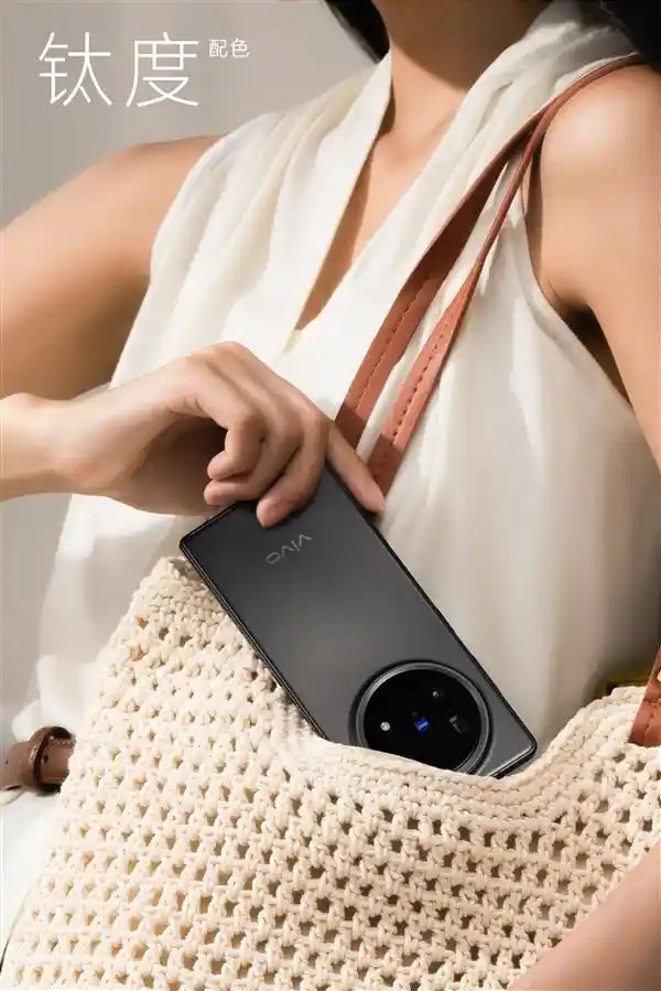 [vivo X Fold5真机曝光：史上最轻折叠屏，三款配色演绎全新可能]