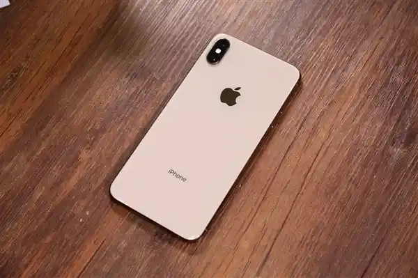 《传奇谢幕：iPhone XS沦为过时产品，与iOS新时代正式告别》