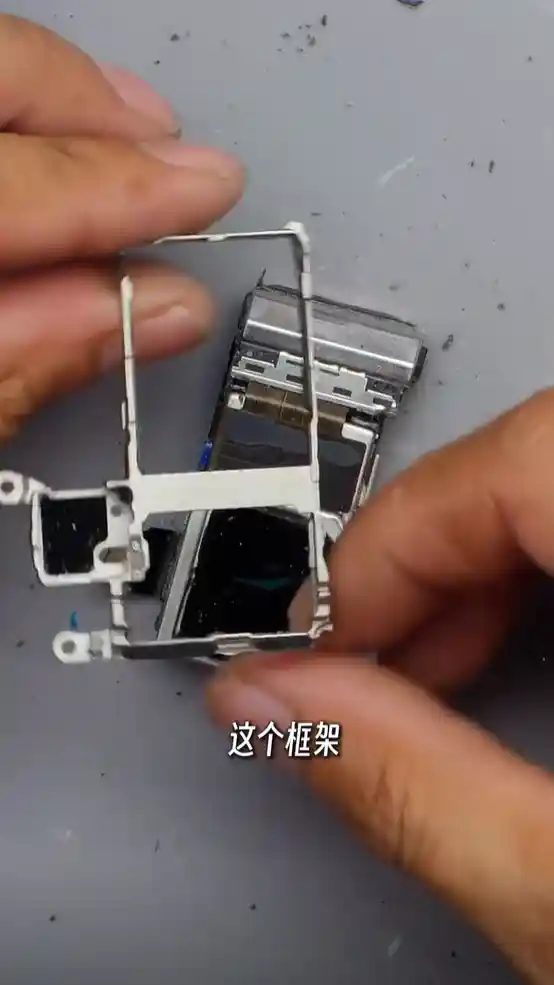 《华为Pura 80 Ultra首发拆解：一镜双长焦的艺术匠心》