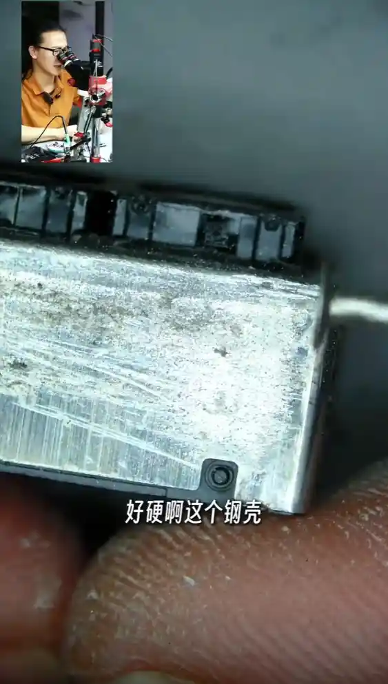 《华为Pura 80 Ultra首发拆解：一镜双长焦的艺术匠心》