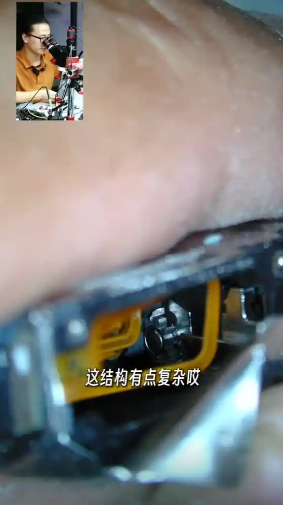 《华为Pura 80 Ultra首发拆解：一镜双长焦的艺术匠心》